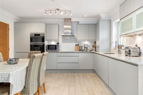 Cottage (3 Bedrooms) | Private kitchen | Microwave, oven, stovetop, dishwasher