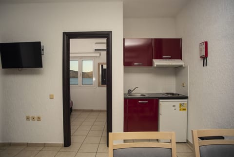 Junior Suite, Sea View | Private kitchen | Fridge, stovetop, electric kettle, toaster