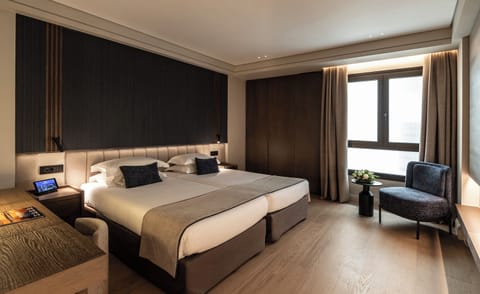 Business Double or Twin Room | Premium bedding, minibar, in-room safe, desk