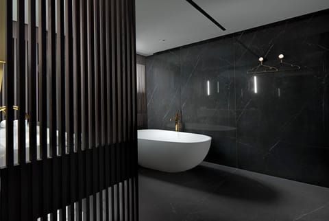 Presidential Suite | Bathroom | Combined shower/tub, designer toiletries, hair dryer, bathrobes