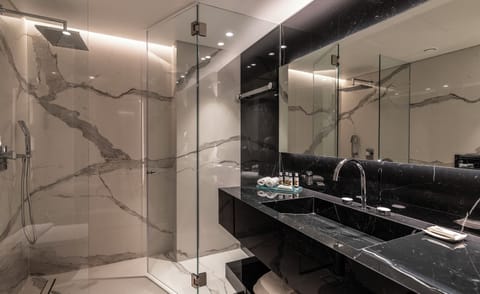 Business Double or Twin Room | Bathroom | Combined shower/tub, designer toiletries, hair dryer, bathrobes