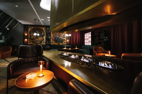 2 restaurants, lunch, dinner served; international cuisine