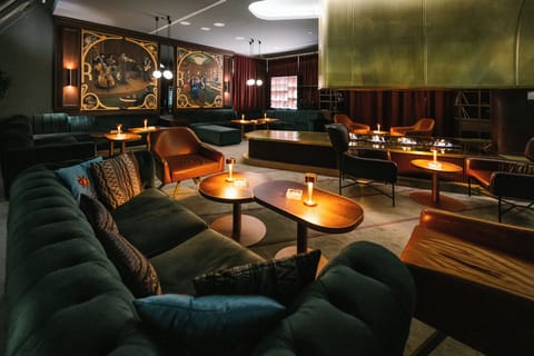 2 restaurants, lunch, dinner served; international cuisine