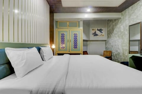 In-room safe, desk, soundproofing, iron/ironing board