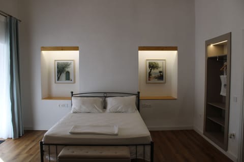 House | 1 bedroom, desk