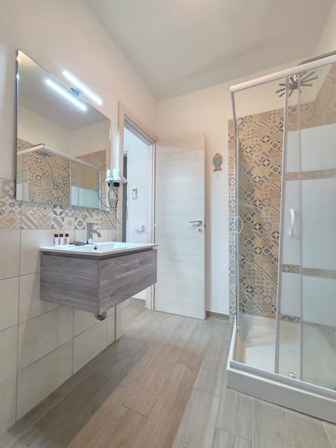 Classic Triple Room, 1 Queen Bed with Sofa bed, Air conditioning, Garden View | Interior detail