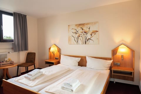 Standard Double Room | Laptop workspace, free WiFi