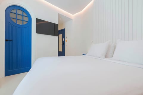 Standard Double Room | In-room safe, soundproofing, travel crib, WiFi (free)