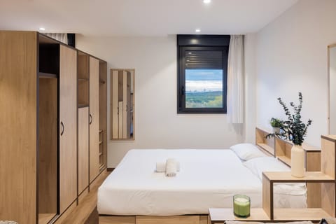 Desk, laptop workspace, soundproofing, free WiFi