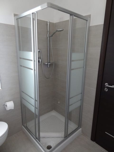 Shower, free toiletries, hair dryer, bathrobes