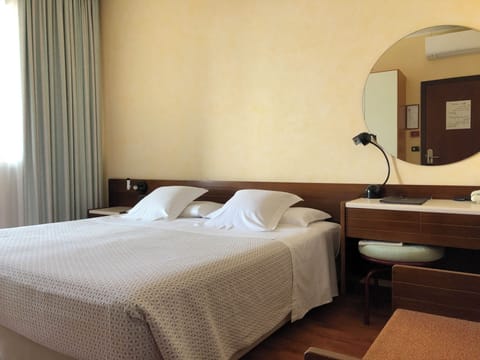 Panoramic Double Room, Lake View | In-room safe, desk, free WiFi, bed sheets