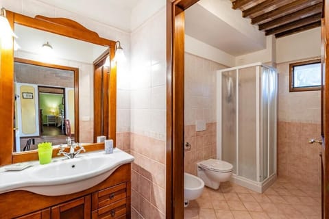 Morellino | Bathroom | Shower, hair dryer, towels, soap