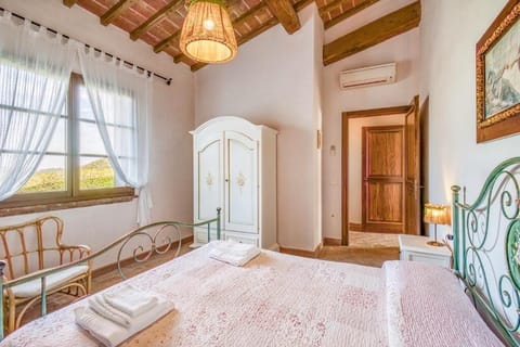 Brunello | Premium bedding, down comforters, desk, cribs/infant beds