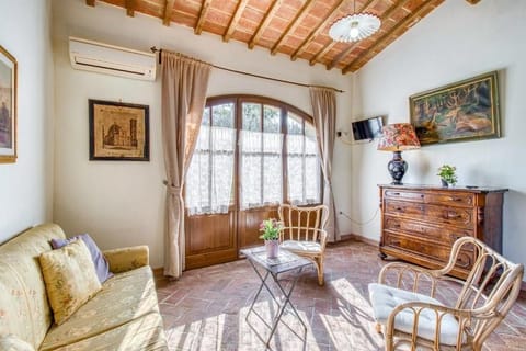 Sassicaia | Living area | 32-inch flat-screen TV with satellite channels