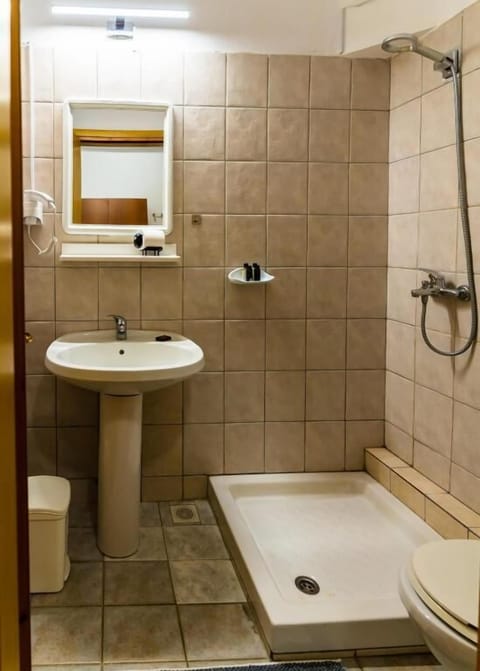 Romantic Twin Room, Balcony, Mountain View | Bathroom