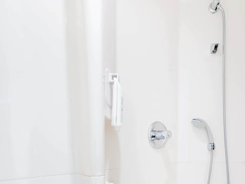 Desk, soundproofing, free WiFi, bed sheets