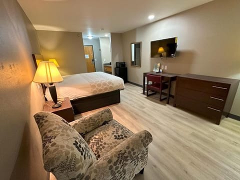 Desk, blackout drapes, iron/ironing board, free WiFi