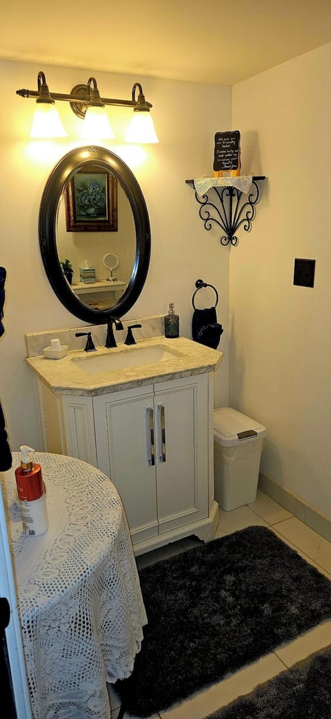 Queen Victoria Suite | Bathroom | Shower, hair dryer, towels, soap