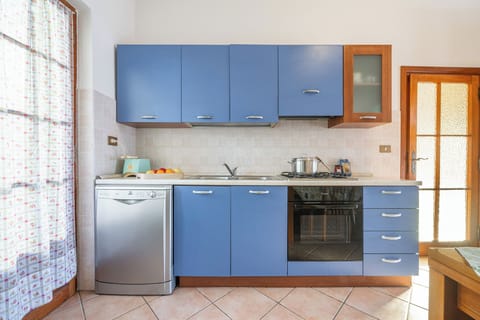 Apartment, Patio, City View | Private kitchen | Full-size fridge, microwave, stovetop, dishwasher