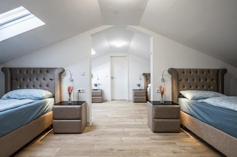 Family Room | Desk, soundproofing, free WiFi
