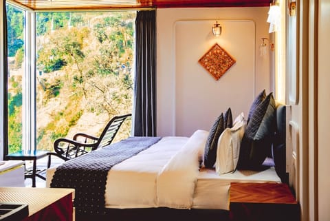 Premium Room | Premium bedding, desk, laptop workspace, blackout drapes