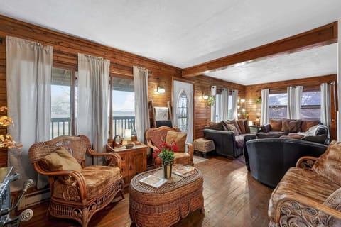 Cabin, 5 Bedrooms | Living area | Smart TV, streaming services