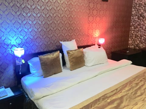 Executive Room | Egyptian cotton sheets, premium bedding, memory foam beds, in-room safe