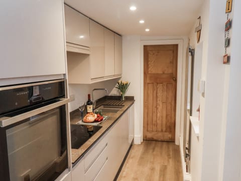 Cottage | Private kitchen | Dishwasher, cookware/dishes/utensils