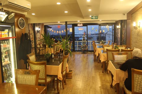 Standard Twin Room, City View | Dining