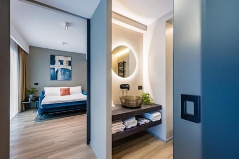 Junior Suite, Balcony, City View | Bathroom | Free toiletries, hair dryer, bathrobes, slippers