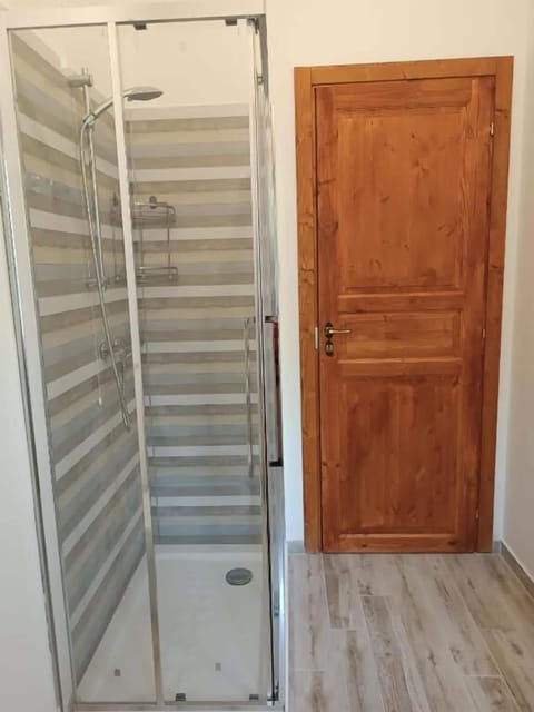 Luxury Triple Room, Garden View | Bathroom | Hair dryer, towels