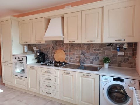 Fridge, oven, stovetop, cookware/dishes/utensils