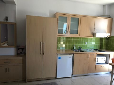 Fridge, stovetop, coffee/tea maker, cookware/dishes/utensils