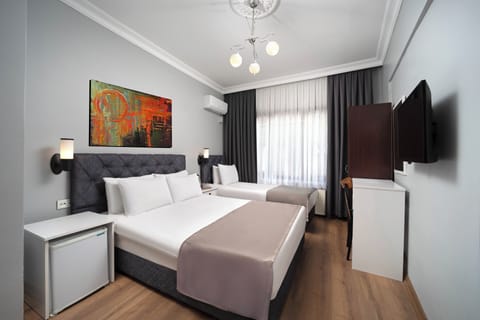 Premium bedding, minibar, desk, free WiFi