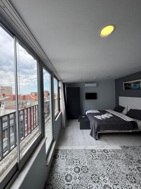 Comfort Apartment, City View | Egyptian cotton sheets, premium bedding, desk, laptop workspace