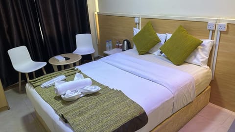 standard king bed | In-room safe, blackout drapes, soundproofing, iron/ironing board