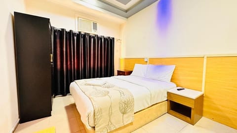 Basic Single Room | In-room safe, blackout drapes, soundproofing, iron/ironing board