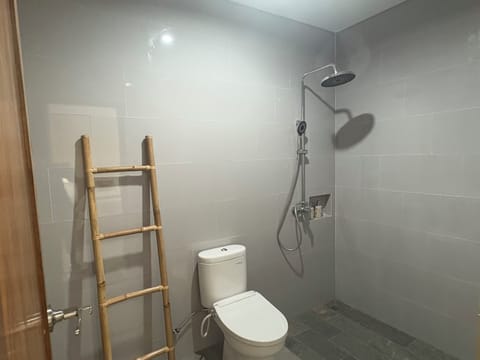 Superior Double or Twin Room | Bathroom | Shower, towels, soap, shampoo