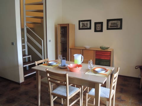Apartment, 2 Bedrooms, Balcony, Garden View | Dining room