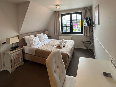 Deluxe Double Room | In-room safe, iron/ironing board, free WiFi