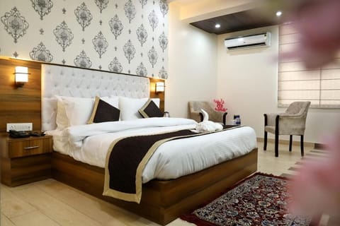 Desk, soundproofing, free WiFi