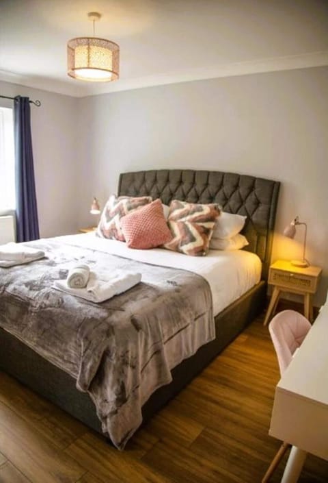 4 bedrooms, iron/ironing board, free WiFi, bed sheets