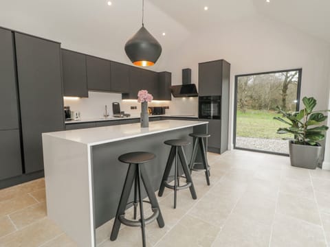 Cottage | Private kitchen | Dishwasher, cookware/dishes/utensils