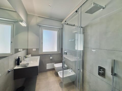 Junior Suite, Sea View | Bathroom | Free toiletries, slippers, soap, shampoo