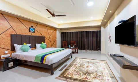 Deluxe Room, City View | Desk, free WiFi