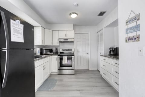 House (2 Bedrooms) | Private kitchen | Microwave, oven, stovetop, coffee/tea maker