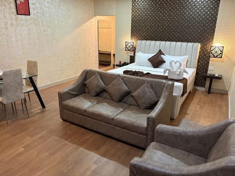 Luxury Suite, Pool View | Desk, WiFi (free)