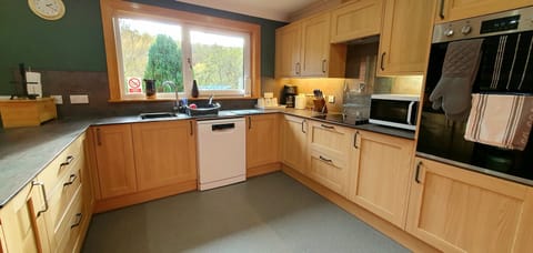 Superior Cabin, 4 Bedrooms (2 double, 1 king, 2 singles) | Individually decorated, individually furnished, desk, laptop workspace