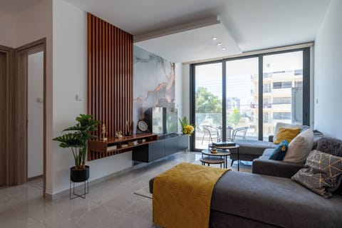 Apartment, 1 Bedroom, Kitchen, City View | Living area | Smart TV, Netflix, books, streaming services