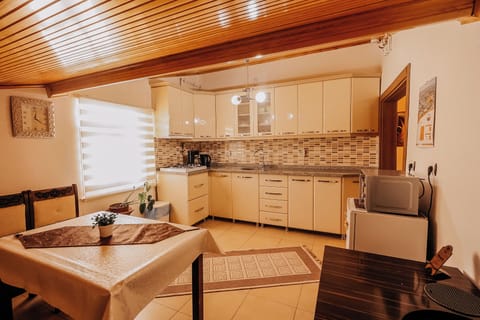 Deluxe Condo, City View | Private kitchen